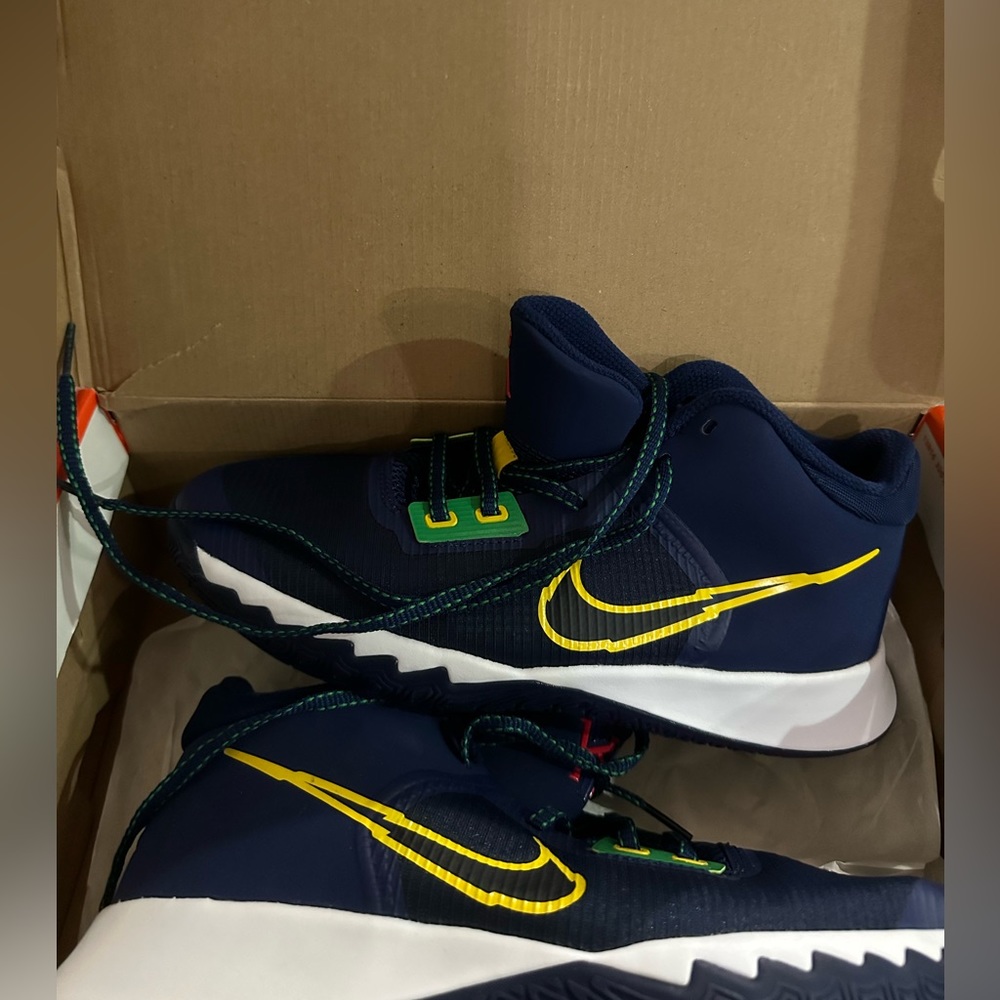 BEAND NEW!! Nike Kyrie Flytrap IV (GS)